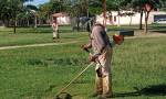 Desmalezan en espacios verdes de la ciudad de Joaquín V. González