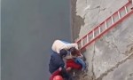 La tiró al canal y se arrojó él también