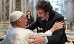 El primer saludo público entre Milei y el Papa Francisco incluyó un abrazo fuera de protocolo
