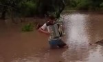 Un santiagueño, agradeció la lluvia caída tocando un Chamamé con el agua arriba de las rodillas