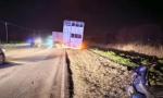 Fatal accidente: iba en moto con su hija, cayó al asfalto y murió atropellada por un camión.