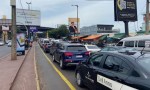 Largas filas de autos para conseguir precios más accesibles en la triple frontera.