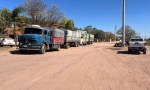 Emparchaba una cubierta y murió aplastado por un camión.