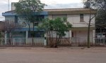 En la casa que ocupa un cura instalaron cámaras que apuntan a la comisaría.
