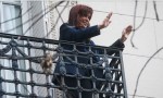 Cristina Kirchner preguntó a la Justicia si tiene permitido salir o no al balcón durante su prisión domiciliaria.