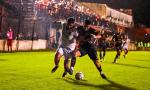 Mitre no la pasó bien, cayó ante Defensores de Belgrano que jugó con uno menos y cortó su racha positiva.