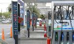 Aunque el petróleo internacional cayó con fuerza, en Argentina descartan una baja de la nafta en el corto plazo.