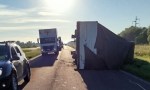 Ruta 16: volcó un camión brasileño que transportaba bobinas de papel.