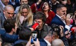 "Ese micrófono me pegó a propósito": Javier Milei se cruzó con un notero de C5N tras salir de votar.