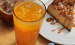 Irresistible jugo prensado en frío de zanahoria, naranja y jengibre.