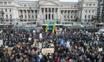 Miles de personas reclamaron contra el veto de Milei.