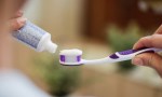 Prohíben la comercialización de una pasta dental tras reportar efectos adversos.