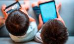 “Ninguna pantalla reemplaza la interacción cara a cara”: advierten sobre el impacto de las vacaciones y la tecnología en niños.