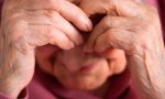 Denuncian a un hombre por sacarle el DNI a su abuela con demencia y robarle millones.