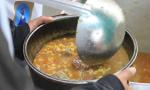 El festejo terminó mal: más de 60 intoxicados con un locro popular.