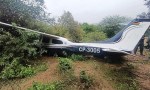 Avión de bandera boliviana se precipitó a tierra y sus tripulantes huyeron.