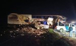 Brutal choque entre un camión y un micro en la Ruta 3: hay cuatro muertos y 16 heridos.