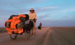 Lleva 27 años caminando, cruzó desiertos y mares y ahora enfrenta su mayor desafío para volver a casa.