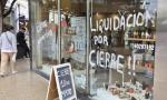 Cierra una zapatería céntrica y desnuda la crisis del consumo en el comercio minorista en Santiago.
