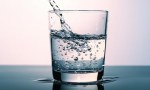 Consumir agua para regular el azúcar en la sangre y bajar niveles de colesterol.