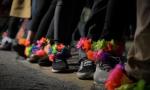 Mujeres llevan tobilleras de flores frente a la casa de Cristina Kirchner.