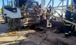 Dramático rescate en el peaje: bomberos liberaron a un camionero atrapado tras un incidente vial.