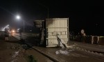 Camión volcó en la ruta 16 cerca de Quitilipi: el chofer resultó ileso.