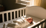 Bebés al sol detrás del vidrio contra la ictericia neonatal.