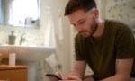 Por qué muchos hombres pasan horas en el baño: el estudio británico que sorprendió.