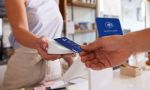 Pagos con tarjetas: es obligación de los comercios acercar el dispositivo POS al momento de la operación