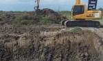Ante la sequía que vive la zona, una retroexcavadora realiza limpieza de reservorios en Greg. P. de Denis