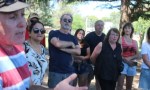 Vecinos y turistas autoconvocados para reclamar por la falta de agua en la localidad serrana.