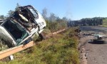 Un camión volcó y se incendió tras chocar con un auto