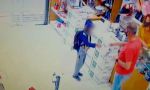 VIDEO Un chico entró a una librería a pedir útiles y lo sorprendieron con un regalo