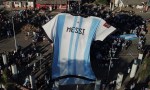 La enorme camiseta de Messi viajó desde Hipólito Yrigoyen, pero no pudo ser desplegada