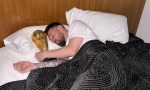 Messi no suelta a su mejor amiga, la Copa del Mundo, ni cuando duerme