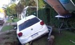 De milagro no fue peor: esquivó un perro, se metió al canal y arrasó con todo a su paso en San Lorenzo