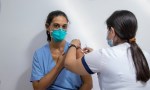 Ante los aumentos de casos de COVID, recomiendan vacunarse y reforzar cuidados