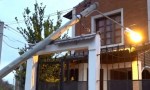 Se desplomó un poste de luz sobre una casa en barrio Los Castaños