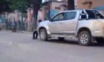  Locura en Tartagal: arrastró a un agente de tránsito con su camioneta en la puerta de un colegio