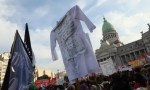 Masiva marcha en contra de Milei: La oposición en diputados aprobó aumento en jubilaciones y restituye la moratoria previsional