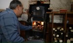 Calefaccionar la casa con leña y garrafas cuesta el doble y hasta el triple que con gas natural.