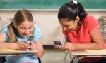 Vuelve la polémica a las aulas: prohibir o no el uso de celulares.