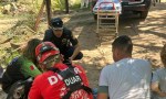 Cayó de una antena y lo salvó la copa de un árbol.