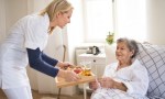 Aumento y bono: cuánto cobrarán niñeras y cuidadores de adultos en septiembre de 2025