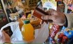 Las familias recurren cada vez más a las tarjetas para consumos básicos.