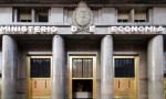 El Gobierno activa una licitación exprés y multas a bancos