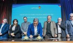 Llaryora firmó un proyecto de ley para modernizar la gestión de los caminos rurales.