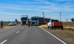 Vuelco del acoplado de un camión cerealero en Ruta Provincial 4, cerca de Melo