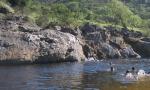 Tragedia en las sierras de Córdoba: un joven de 33 años perdió la vida tras arrojarse al río San Antonio.